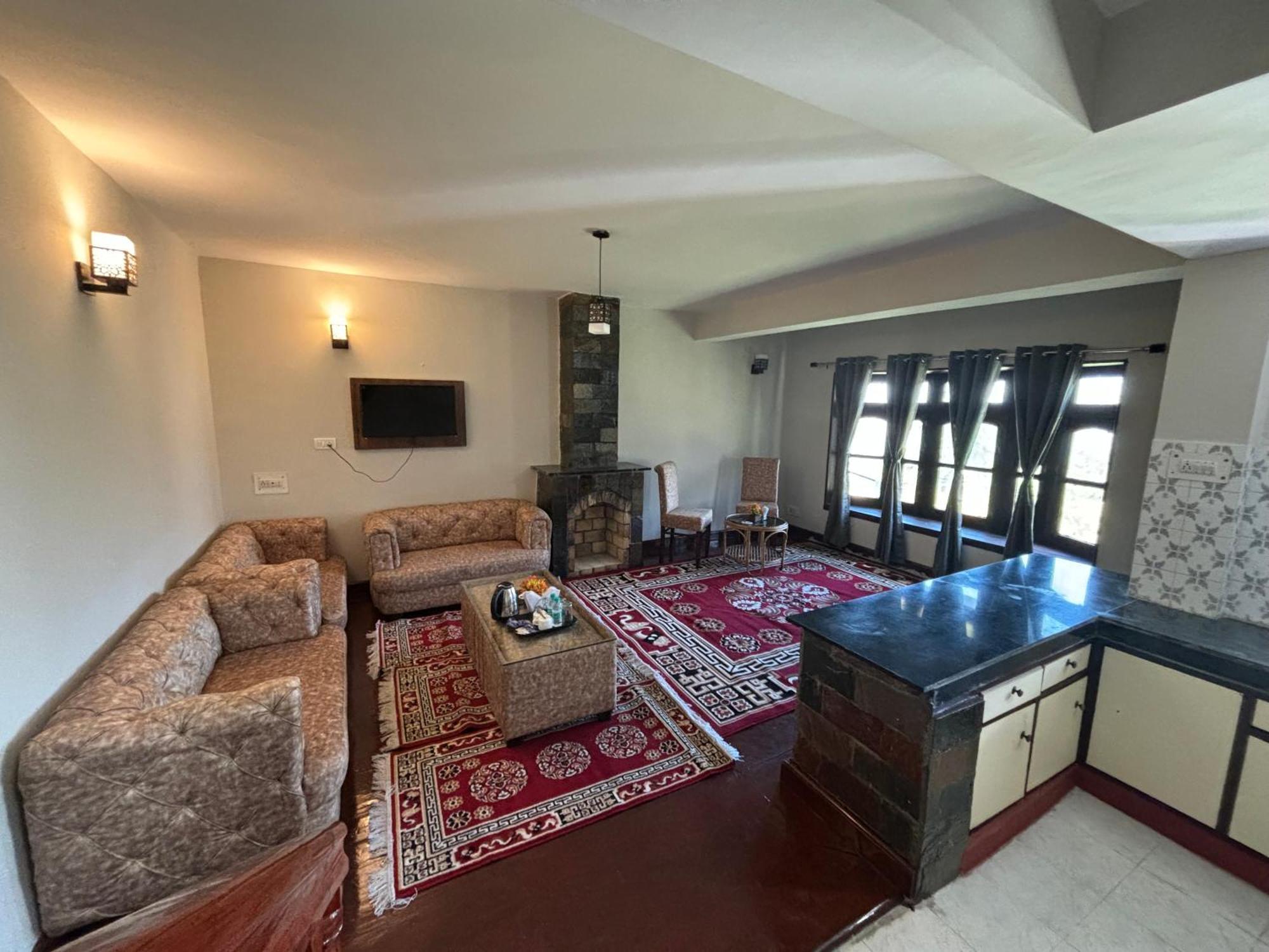 Kumaon Roop Resort Near Kainchi Dham Nainital Buitenkant foto