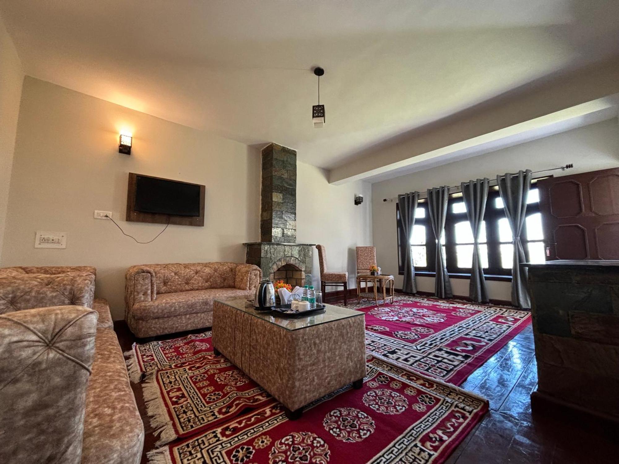 Kumaon Roop Resort Near Kainchi Dham Nainital Buitenkant foto